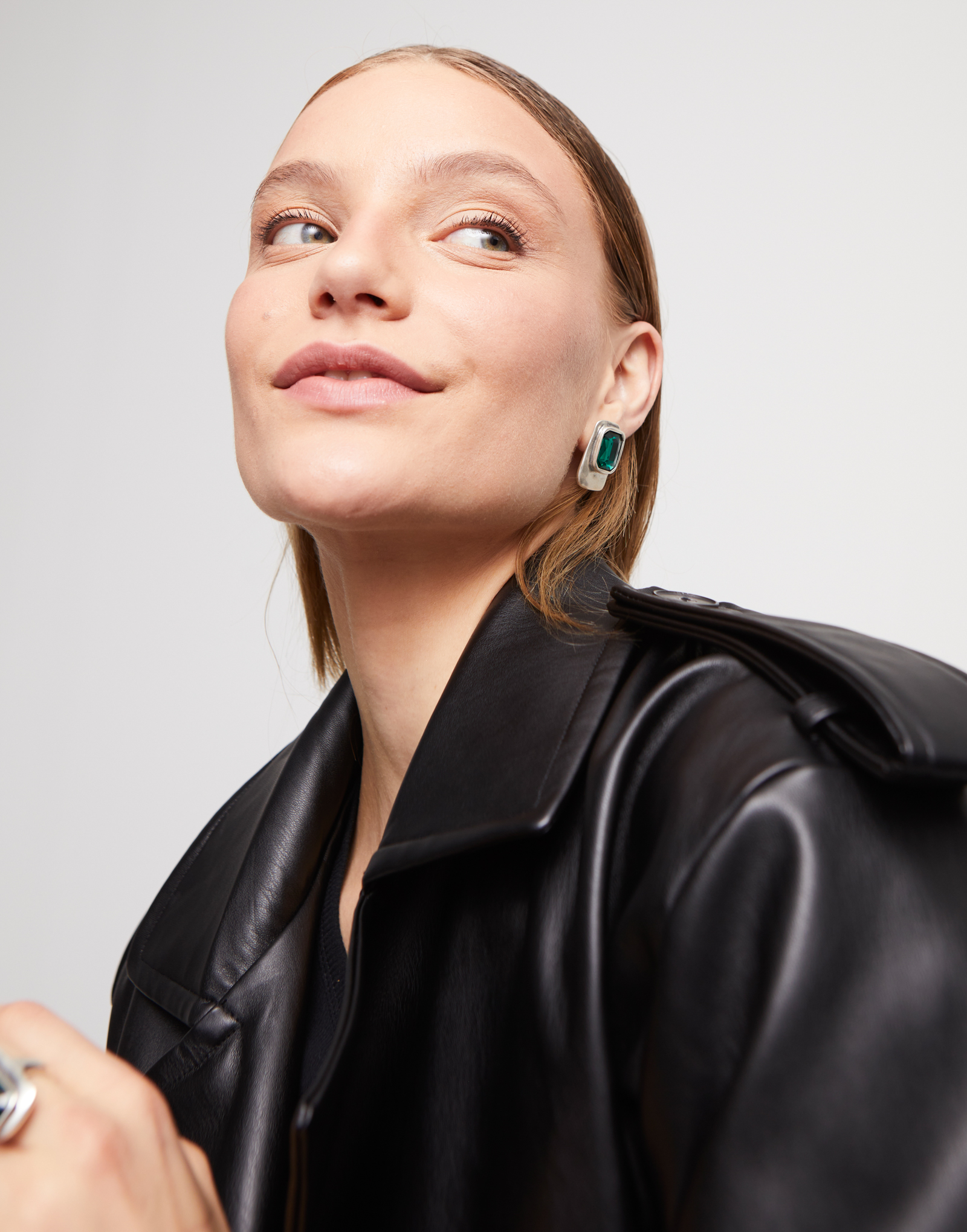 Boucles d’oreille plaquées argent de forme rectangulaire avec cristal vert, Argent, large thumbnail